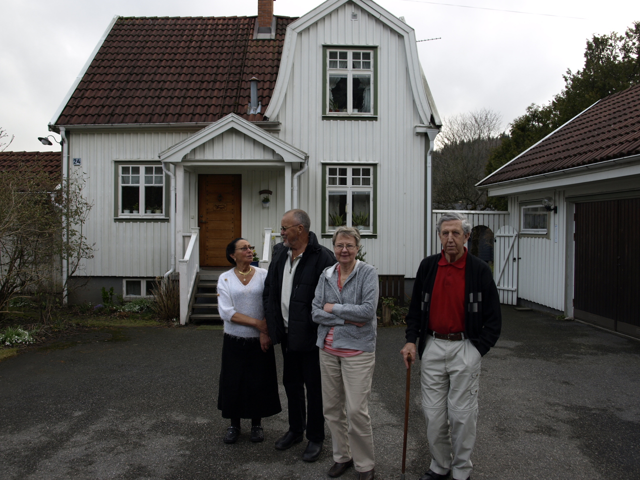 Gittan och Gösta Adolfsson samt Inga och Bertil Berggren framför Berggrens hus..jpg