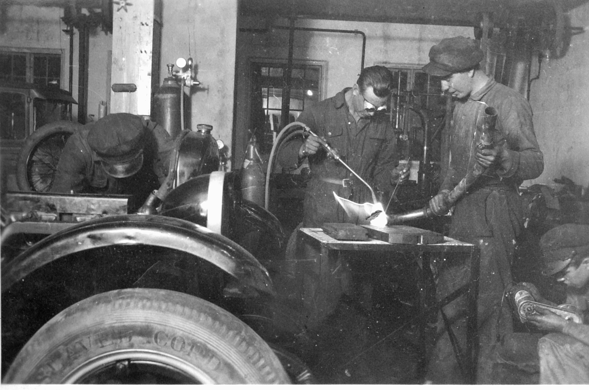 Birger Berggren och Torsten Liljedahl i sin verkstad i Hunnebostrand.jpg