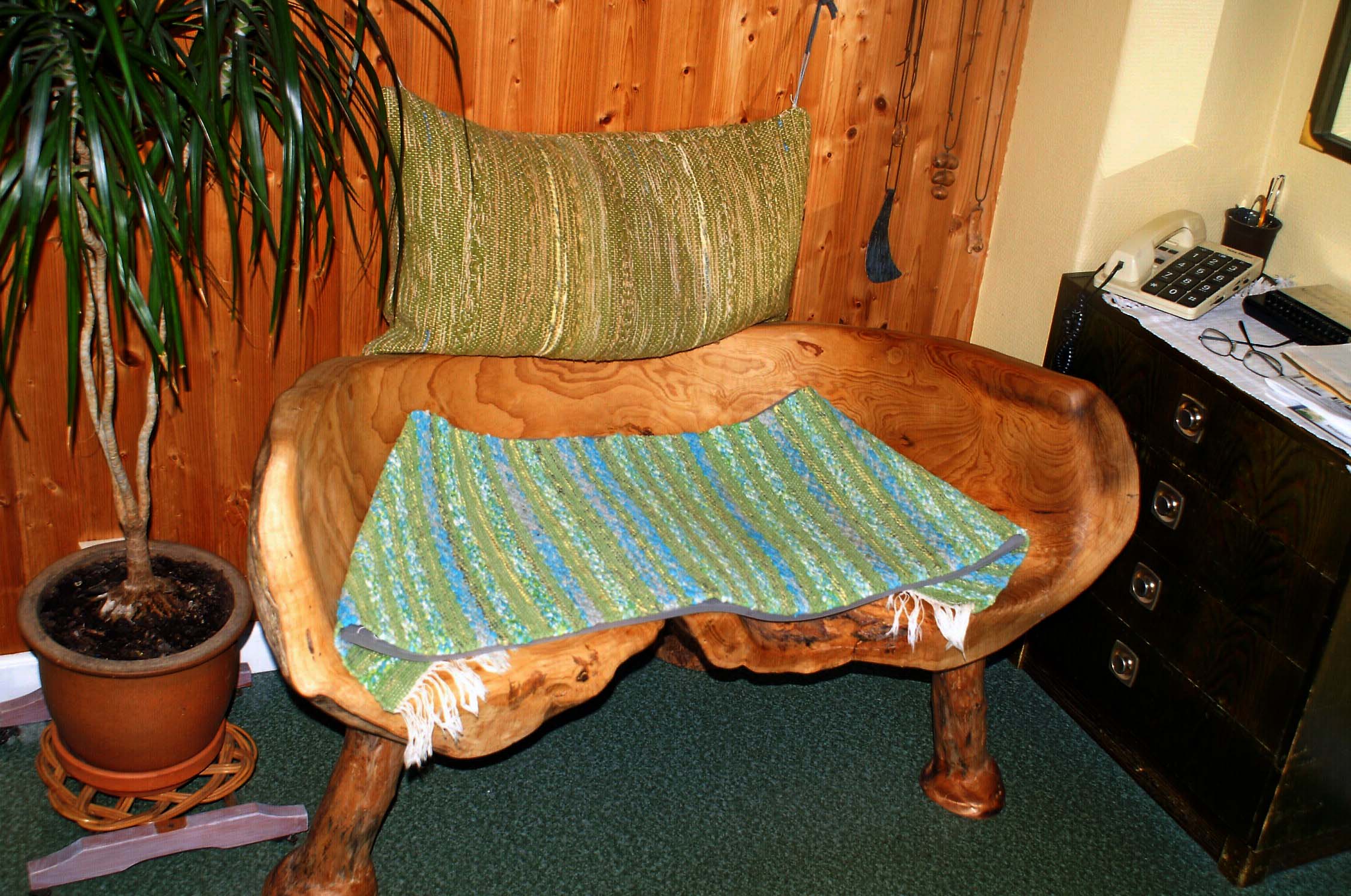 En soffa som är i ett enda stycke av en gran från Ekelunden.jpg